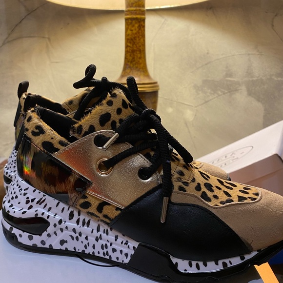 Sneakers - Picture 5 of 7